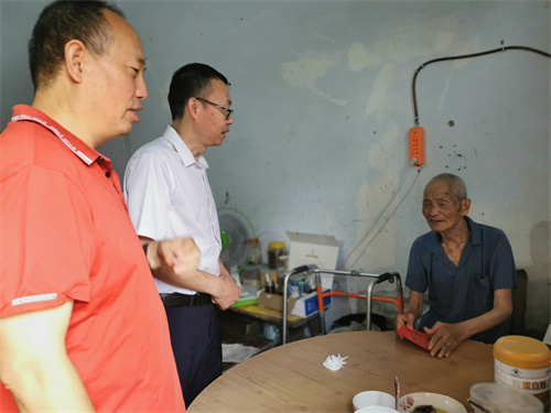1.慰问高龄退休教师.jpg
