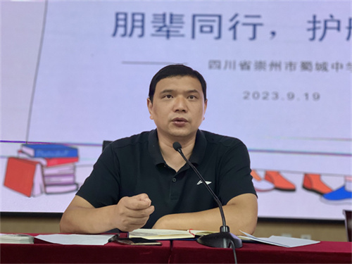 邓强讲话.jpg