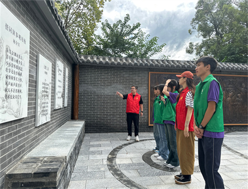 参观社区改造成果.jpg