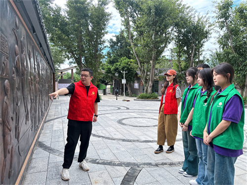 参观城厢中学历史浮雕.jpg