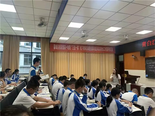 何露明2.jpg