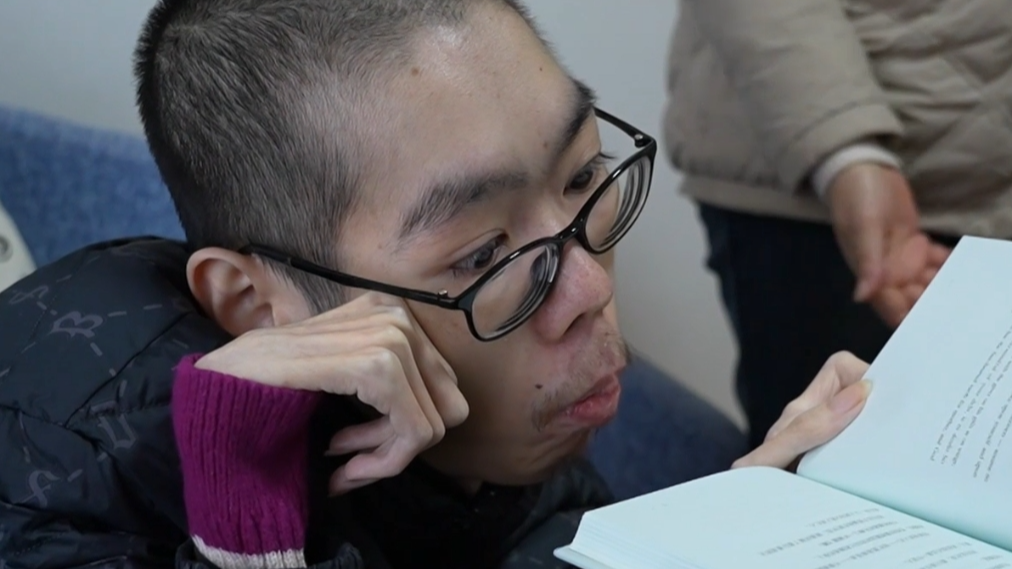 “肌”昂向上 他用三根手指追光