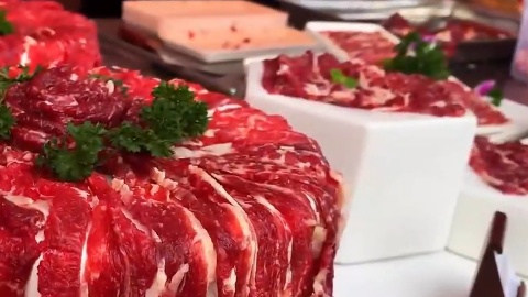 达州高新区首届全牛火锅美食节麻辣开场