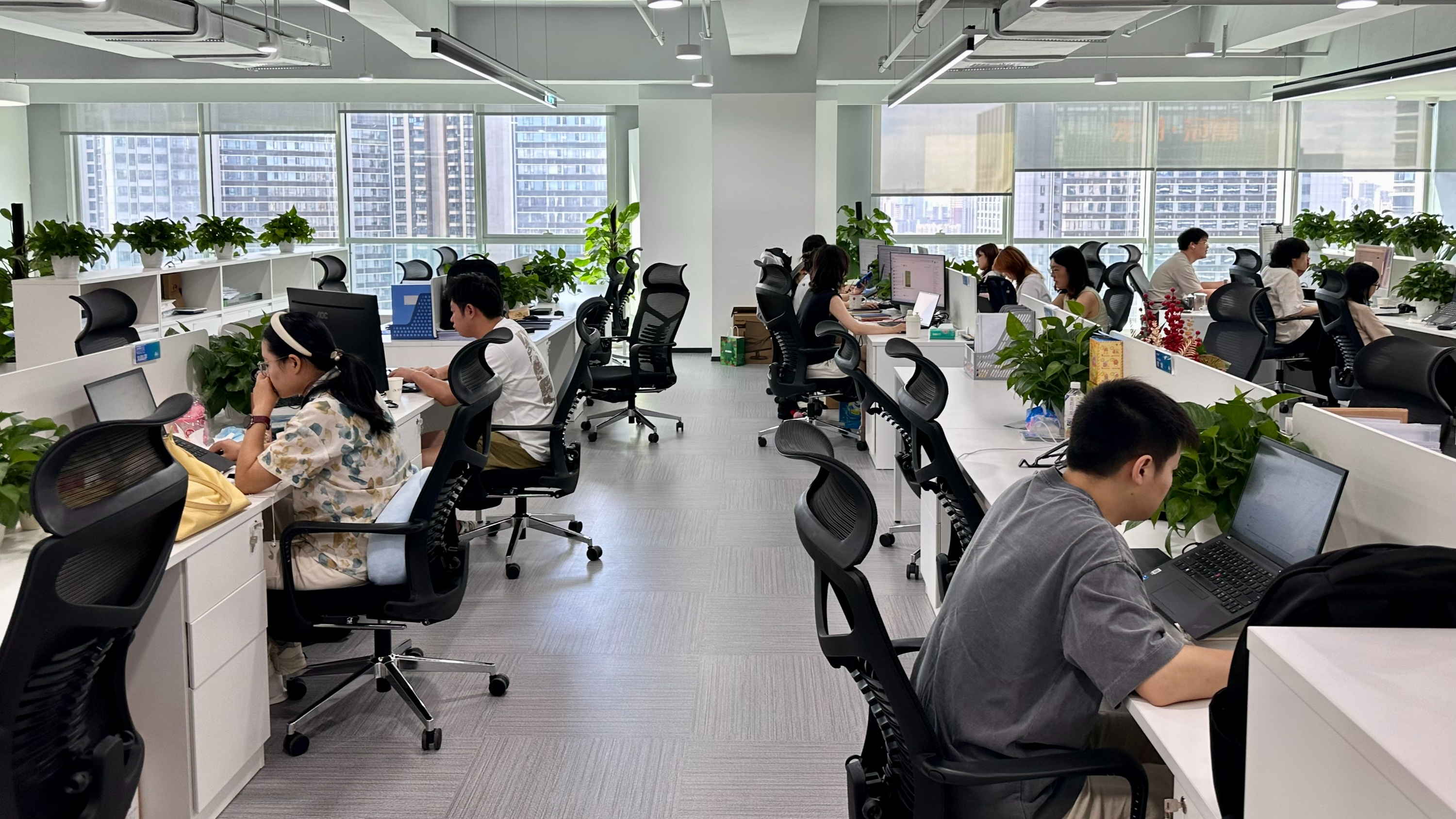 最轻最薄！全球首款本地大模型办公本“成都出品”