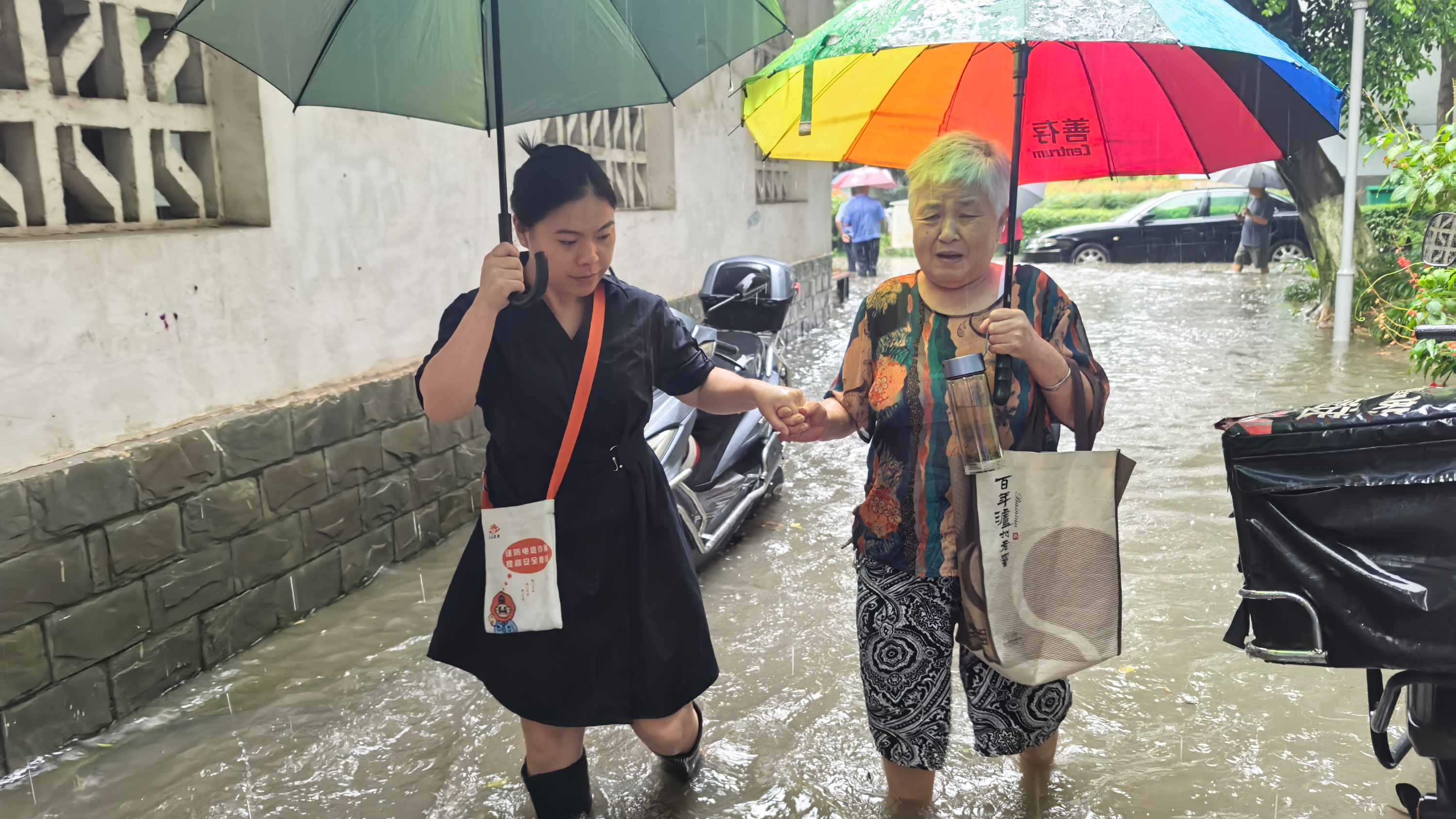 暴雨中的“守护者”： 石羊街道三元社区工作人员护送老人平安归家