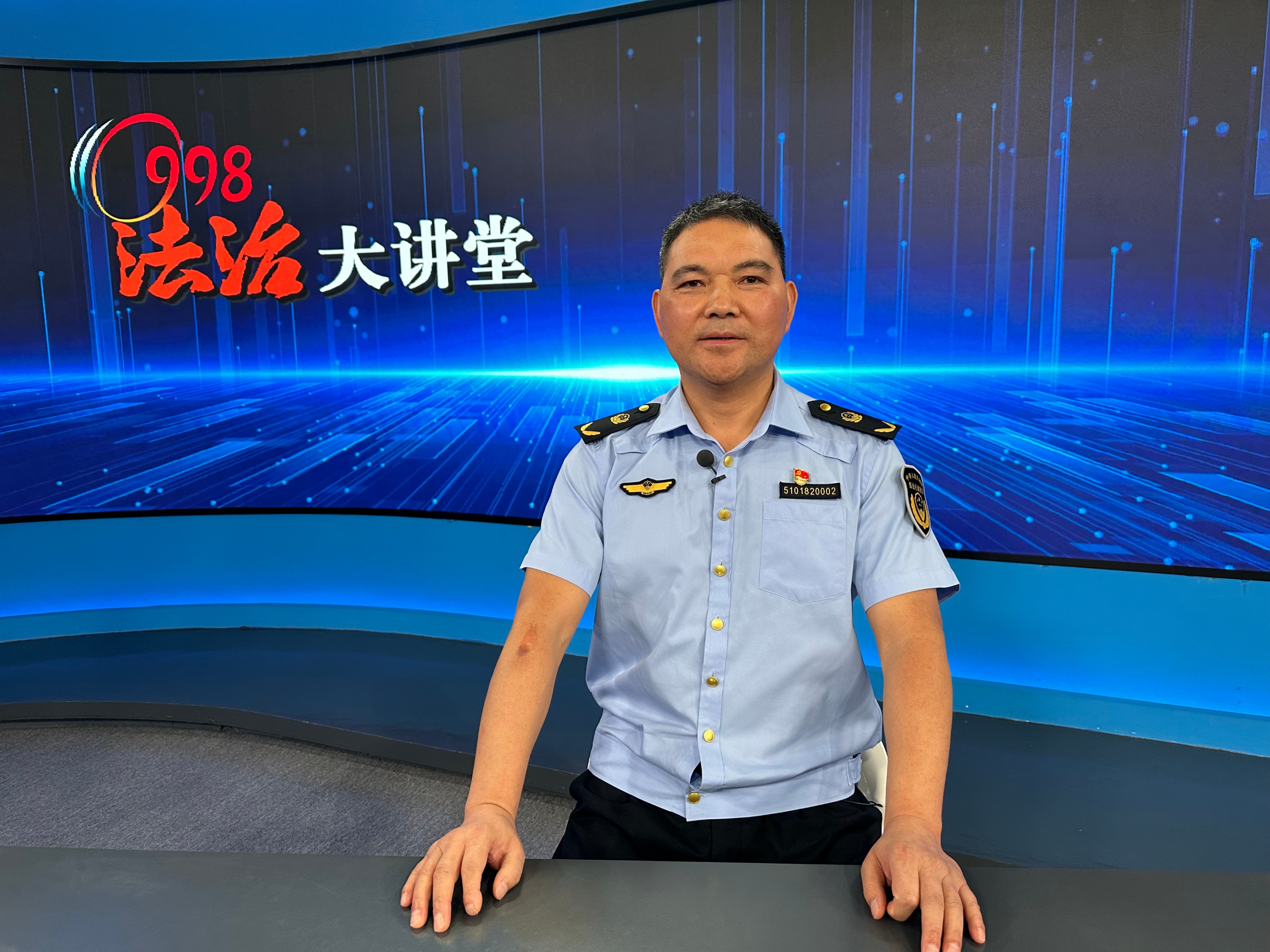 7月30日 彭州市综合行政执法局 惊现“大坑”—是福？是祸？