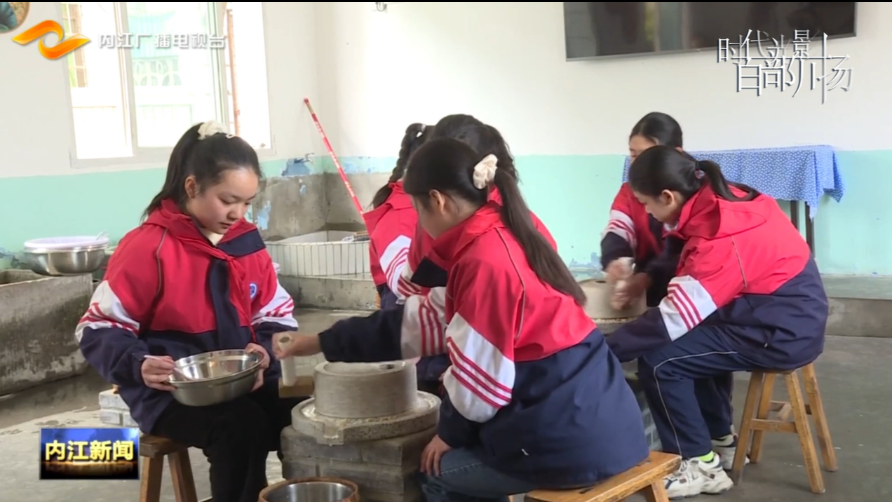 非遗进课堂 学子争做“豆腐娃”