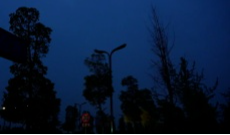 几百盏路灯为何长期“失明”？