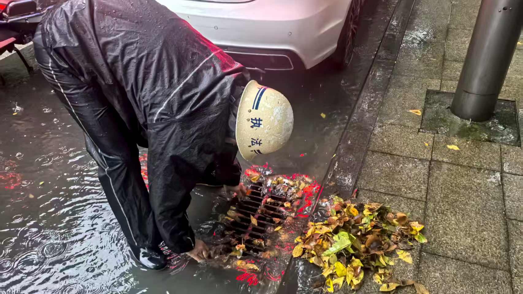 雨中最美身影：逆雨而行的社区守护者