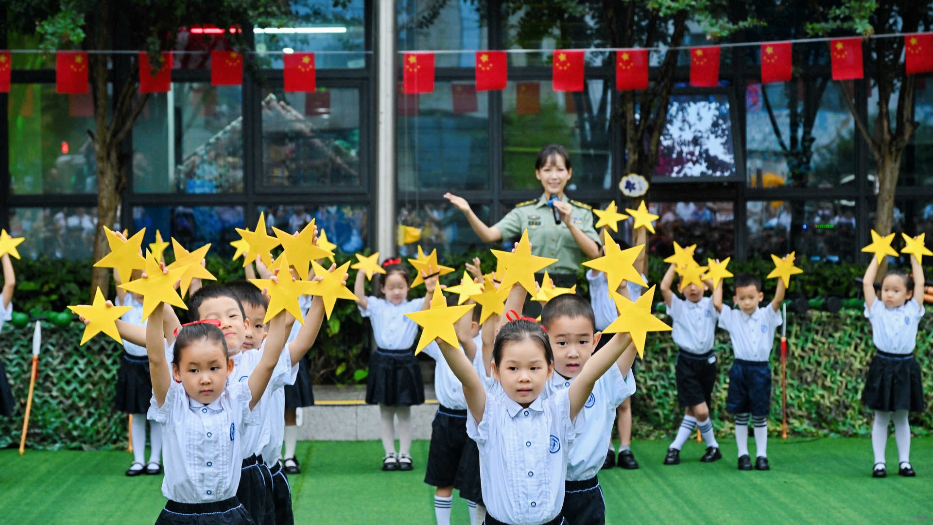 从广场“练兵”到陵园缅怀 石羊街道为青少年定制“行走的”爱国主义课堂