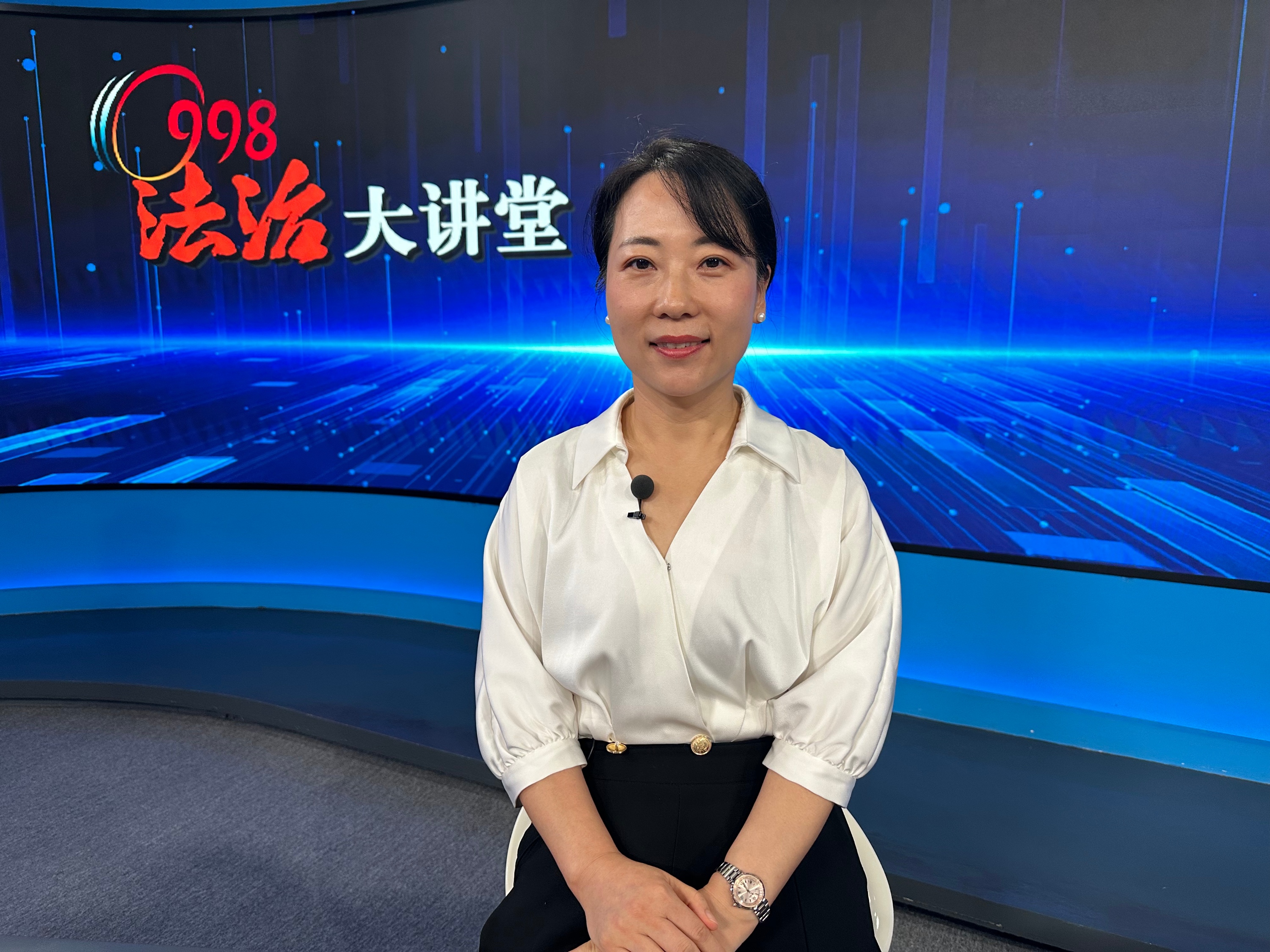 9月16日 中共成都东部新区工作委员会政法委员会 扶梯上的援手