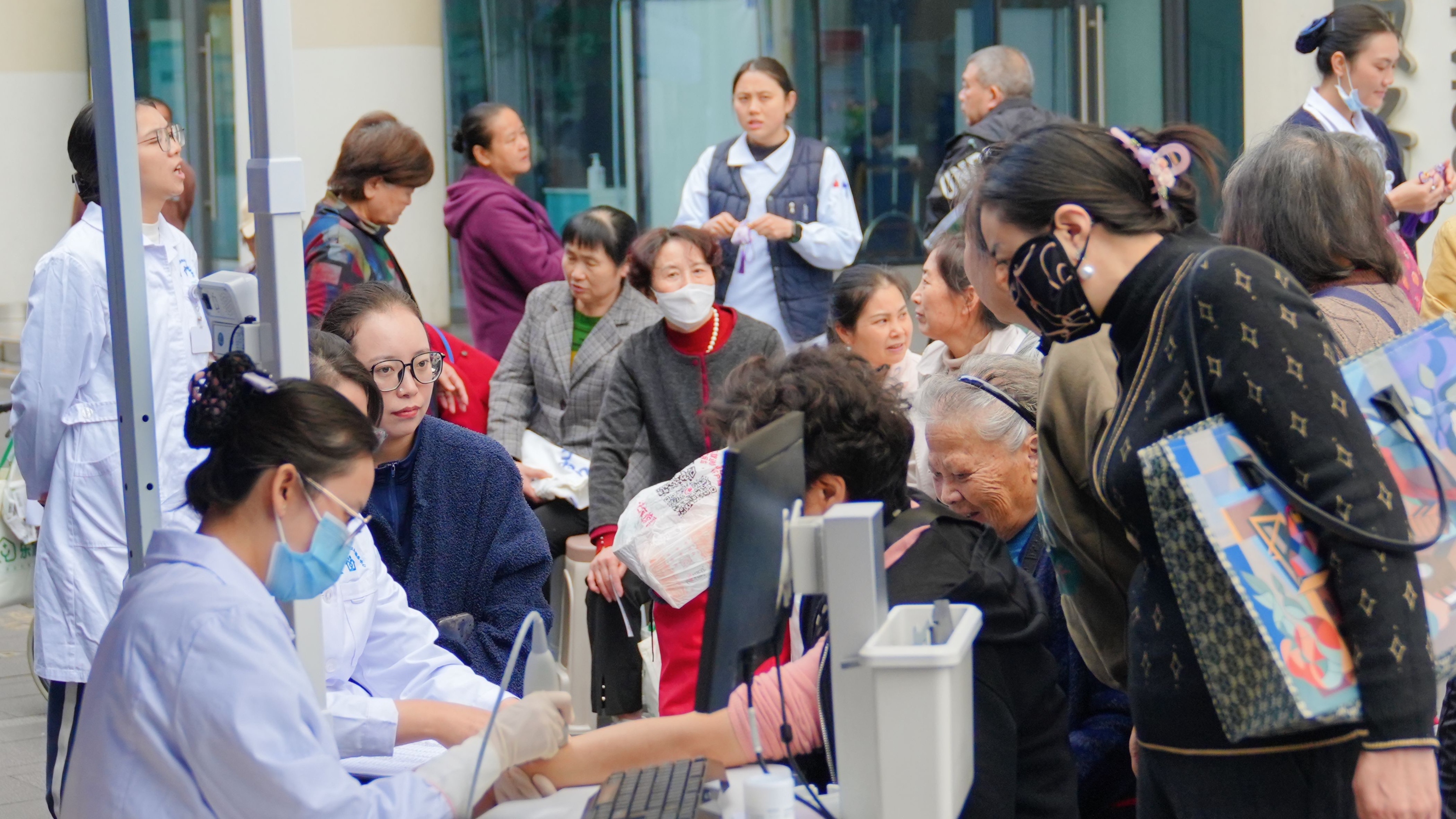 肖家河街道：重阳公益健康行 守护居民健康防线