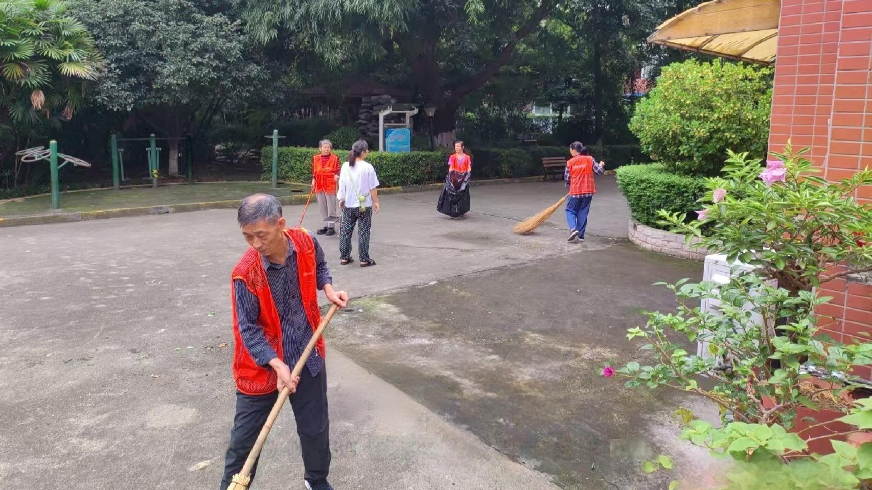 肖家河街道兴蓉社区“净优亮美”行动：老旧院落 焕发新活力