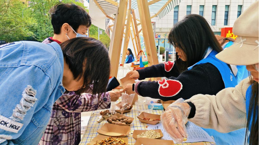 从“拉家常”到“金点子”，盛泰银龄市集让老街坊的建议“开花结果”