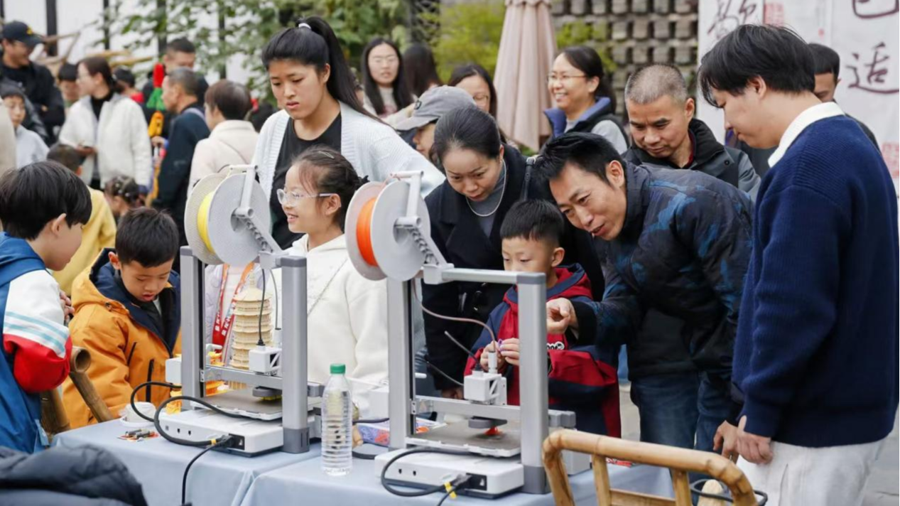 青白江AI+儿童创新活动启幕丨16支少年战队携“机器狗”炫技城厢古城，儿童友好IP“青童侠”升级首发