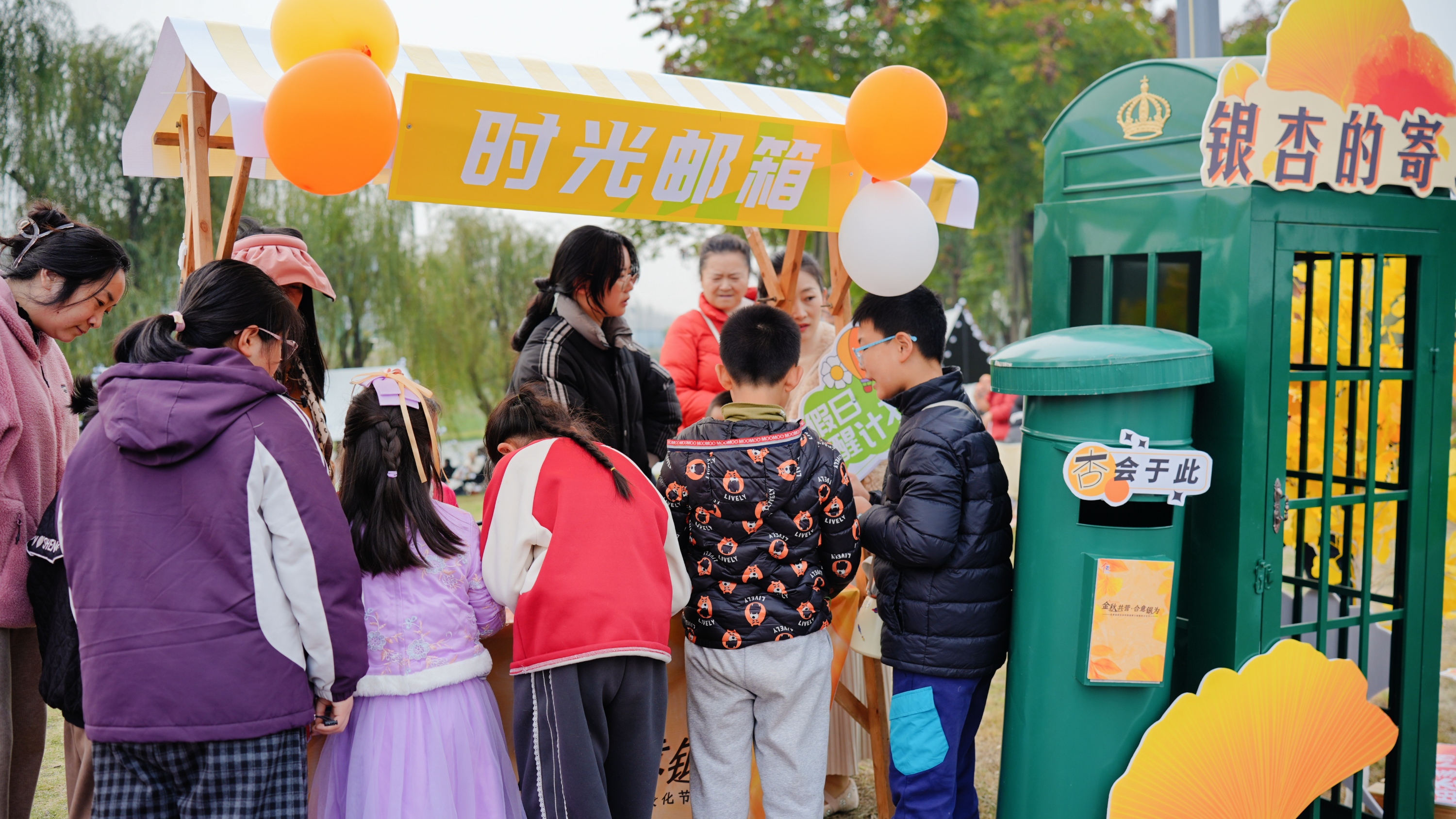 当露营遇上银杏！合作街道“出圈”文化IP点亮秋日社区生活