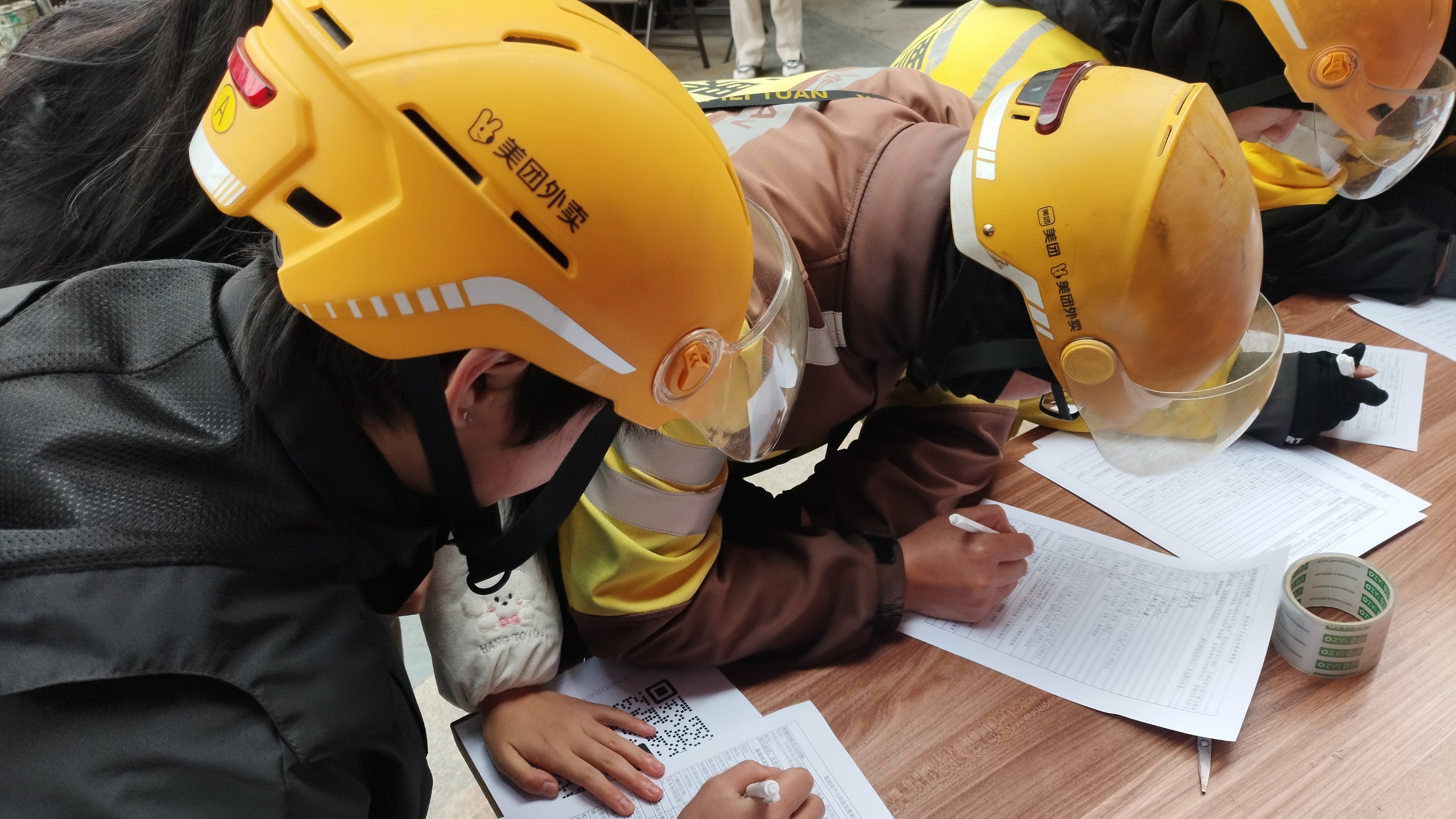 ​石羊街道持续开展“暖途·心守护”网约配送员关怀活动