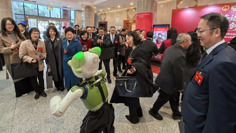 情感机器人“爱湫”接棒“天行者1号”亮相成都两会 解锁科技的温暖表达