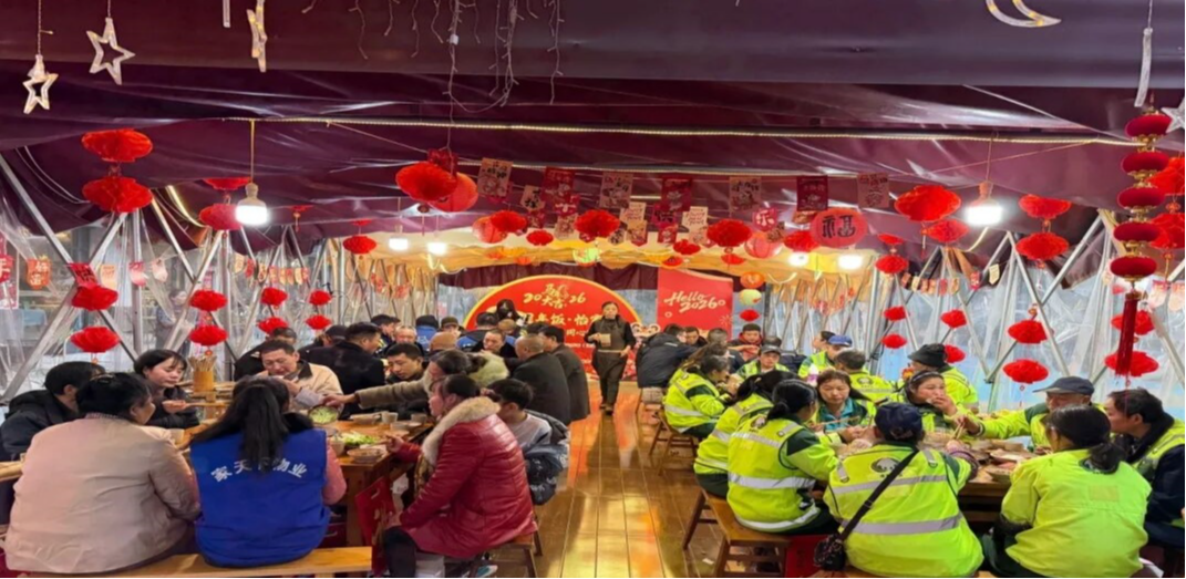 团年饭开席 温暖敬坚守