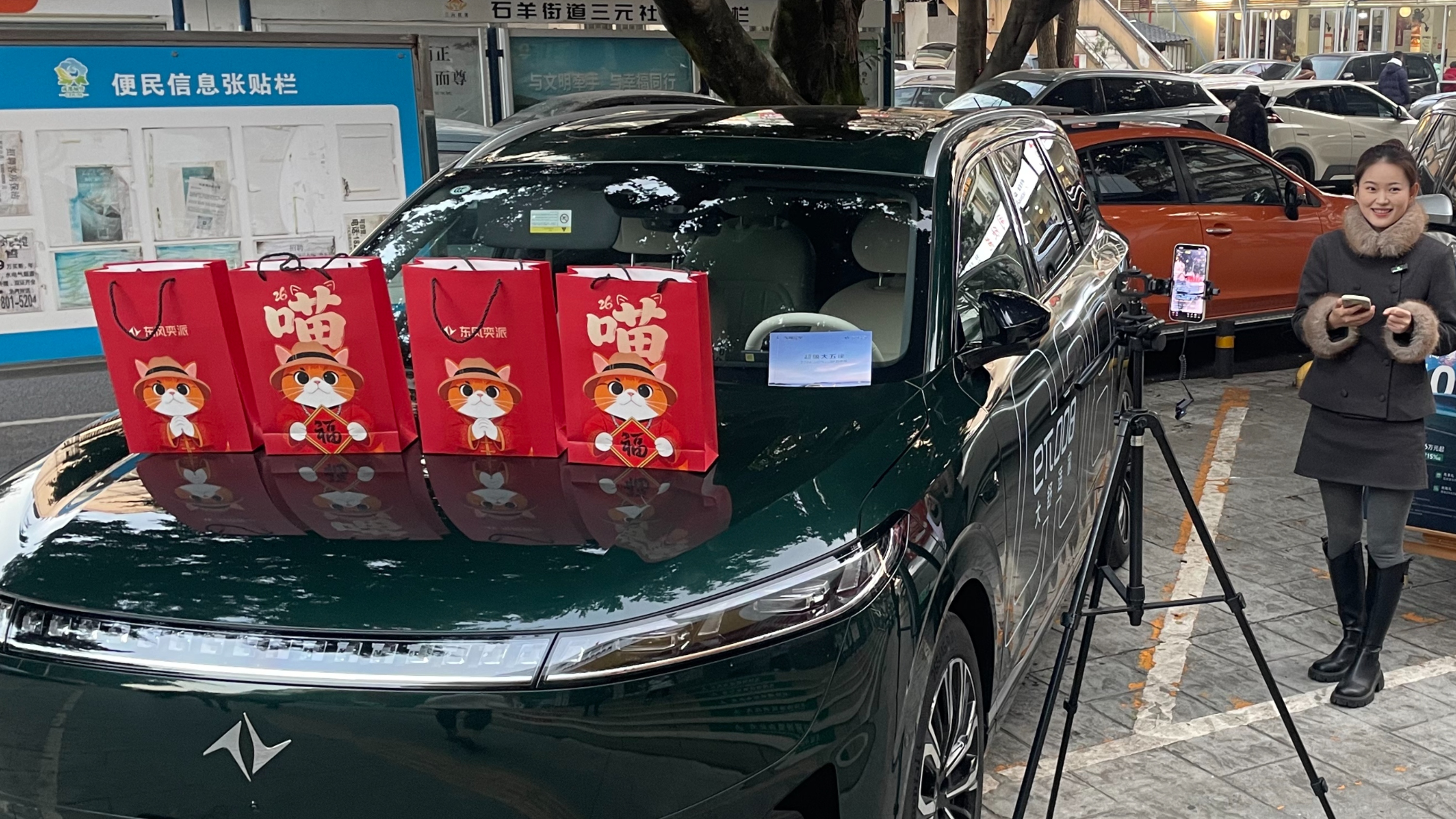 停车场变身“惠企展厅”，成都高新区三元社区“搭台”助力企业拓销路