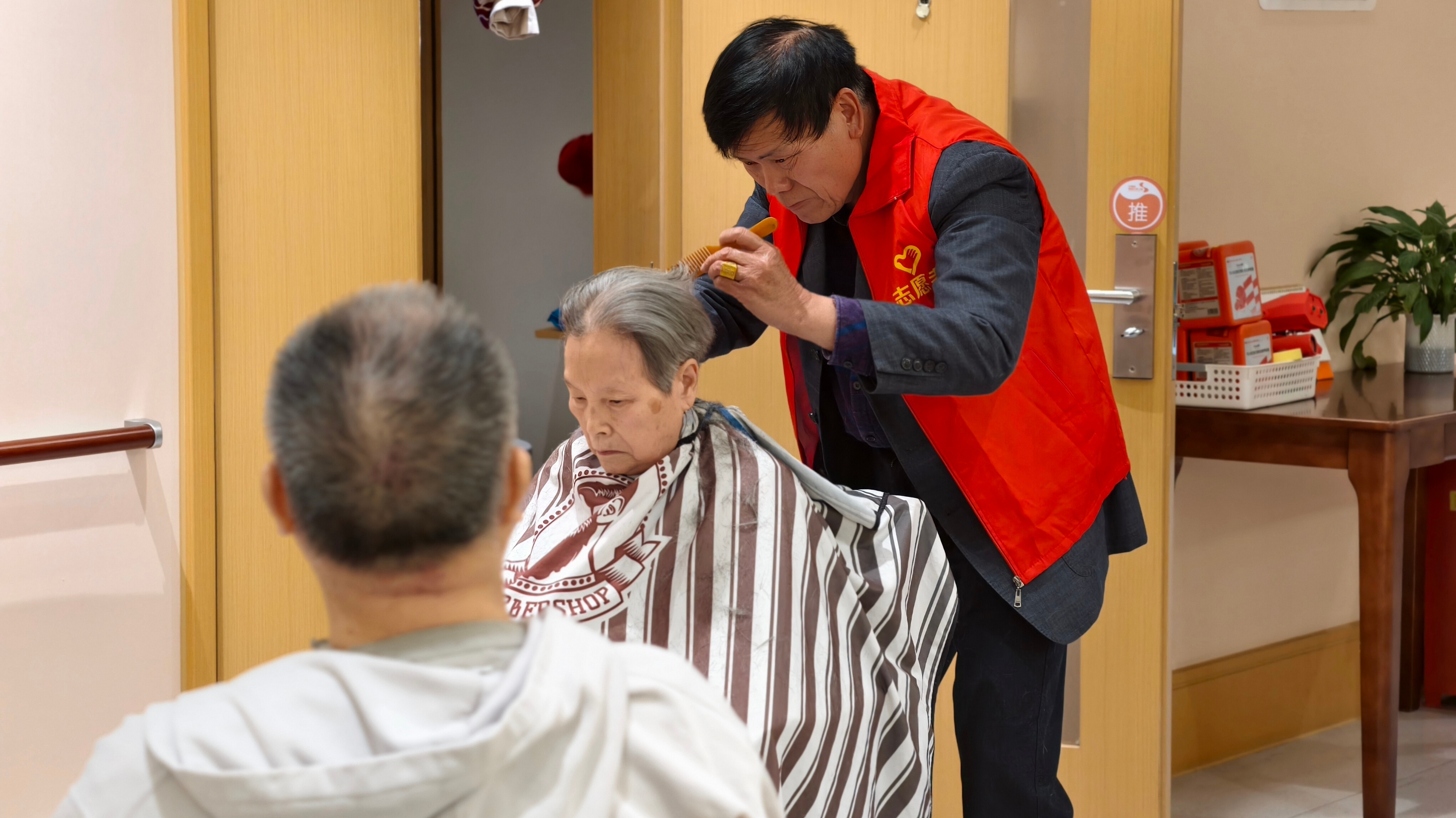 成都高新区石羊街道锦城社区开展学雷锋主题活动，助力“一老一小”服务融合