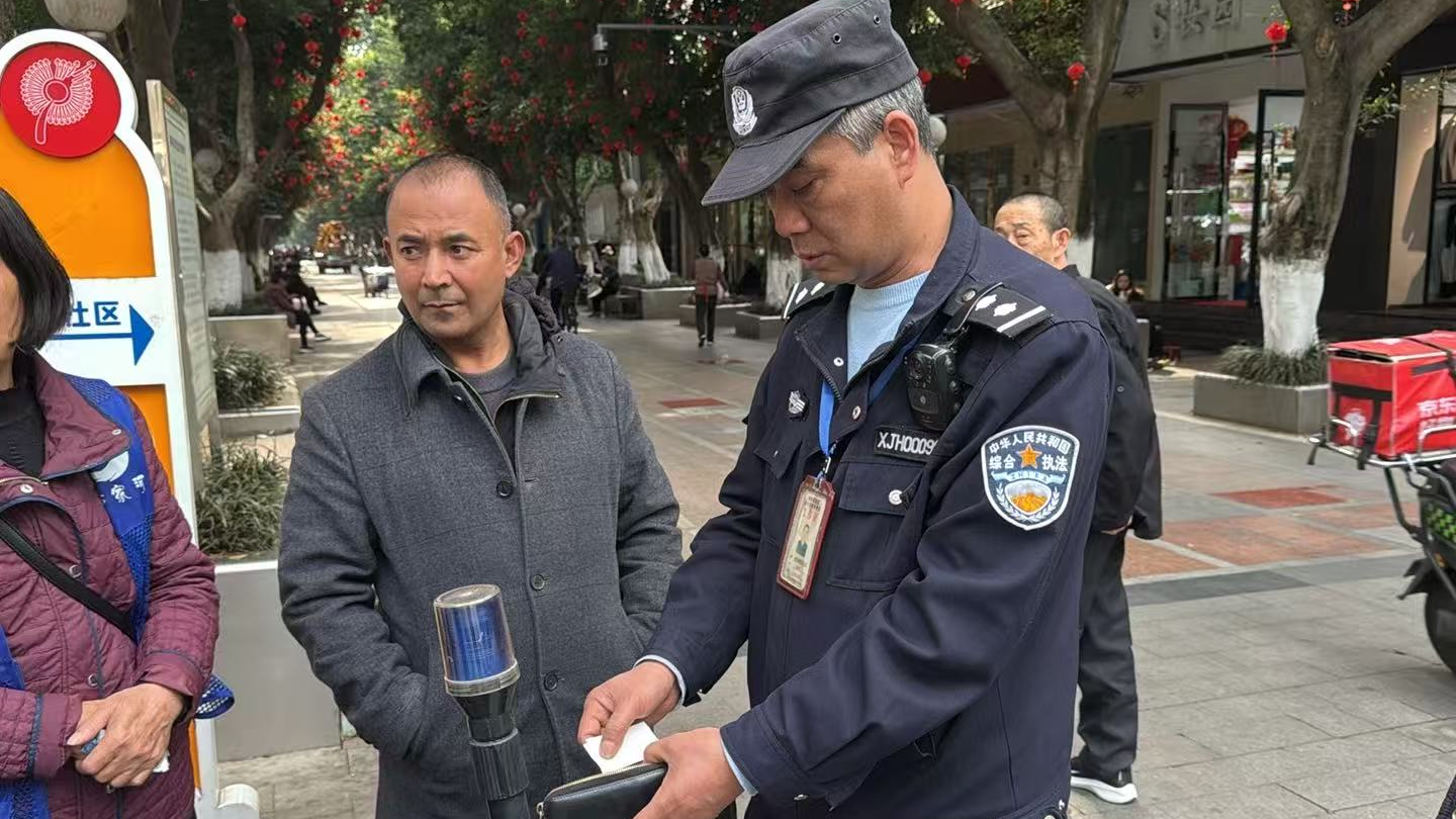 小善举大温暖 执法队员拾金不昧 用行动传承雷锋精神