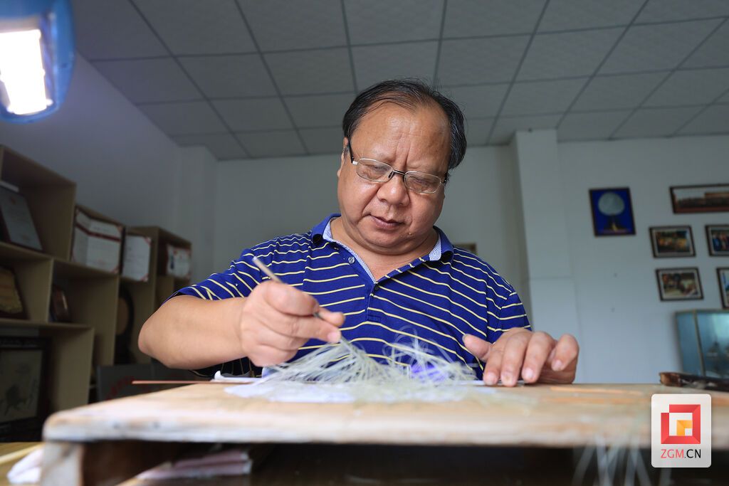 2.龚道勇开始制作龚扇.JPG