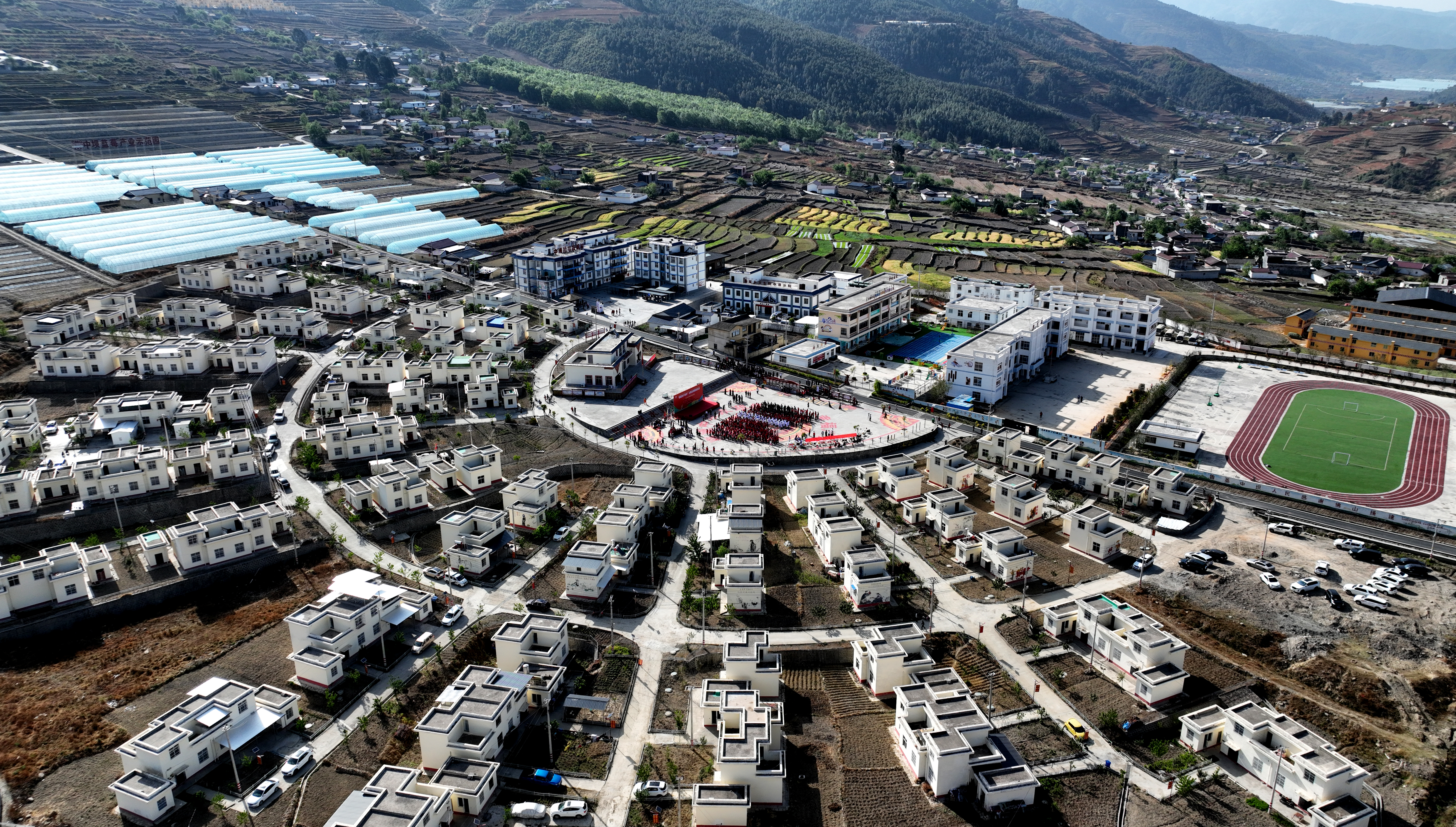 安置点里的幸福图景：凉山35万搬迁群众的“稳得住”与“能致富”