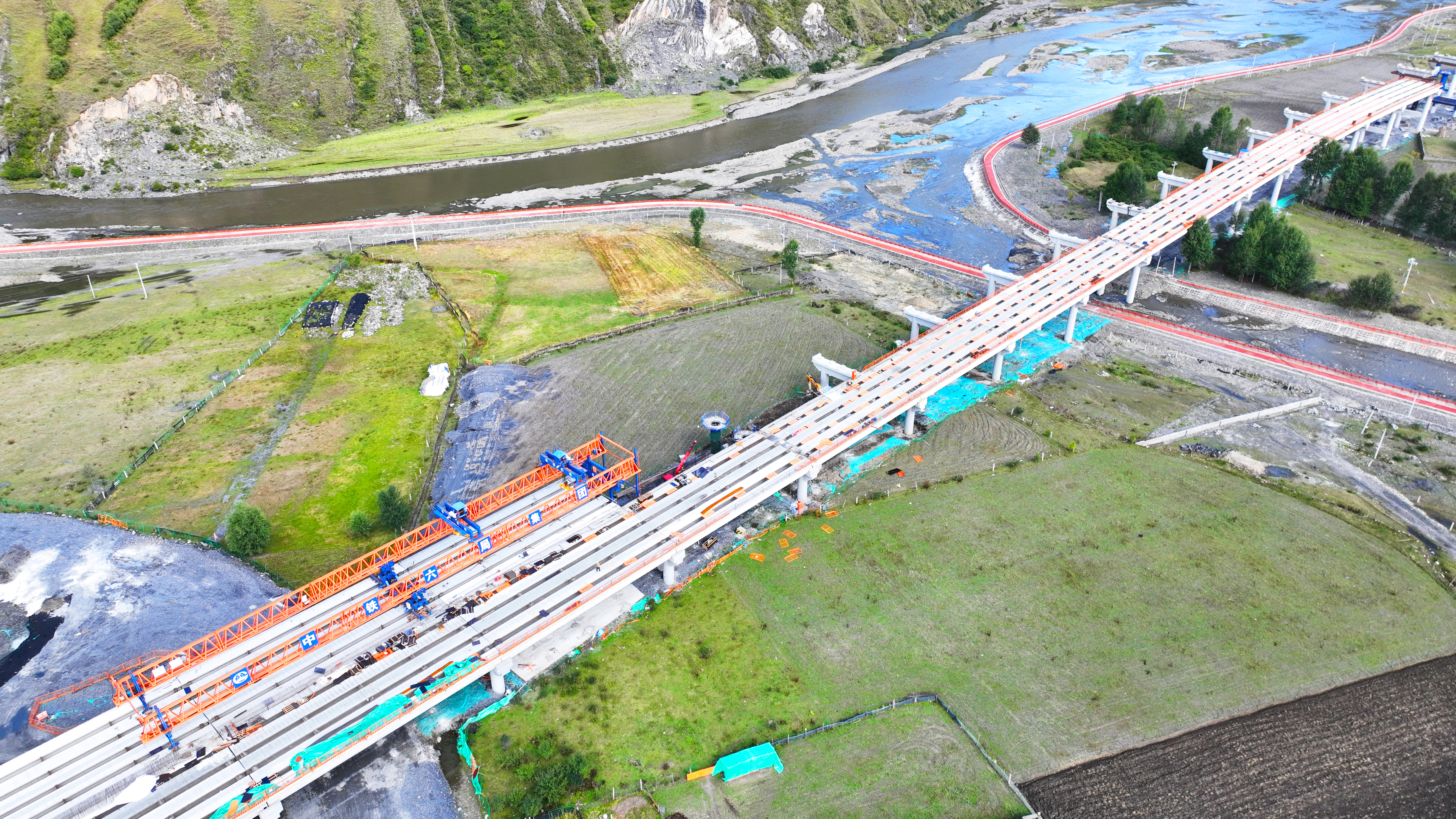 凿出宽广通“天”路 康新高速公路建设者在川西高原的攻坚与守望