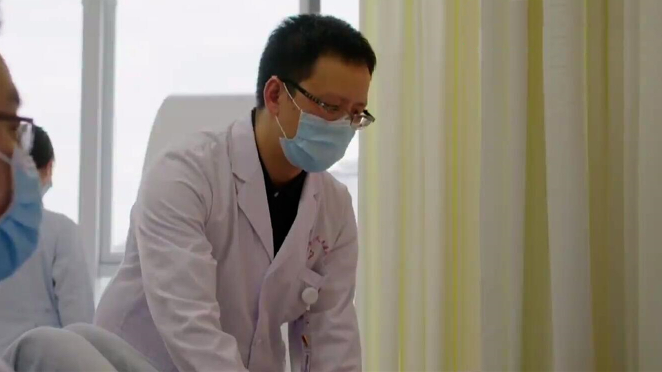 全国人大代表梁益建：连续三年“盯”住不放 每年省下百亿 减轻患者负担