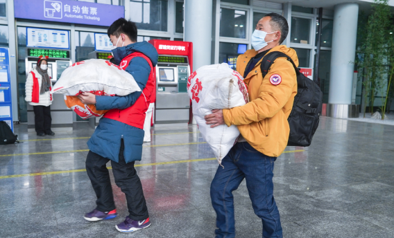 “志愿红”温暖回家路 成都青年志愿者为春运保驾护航