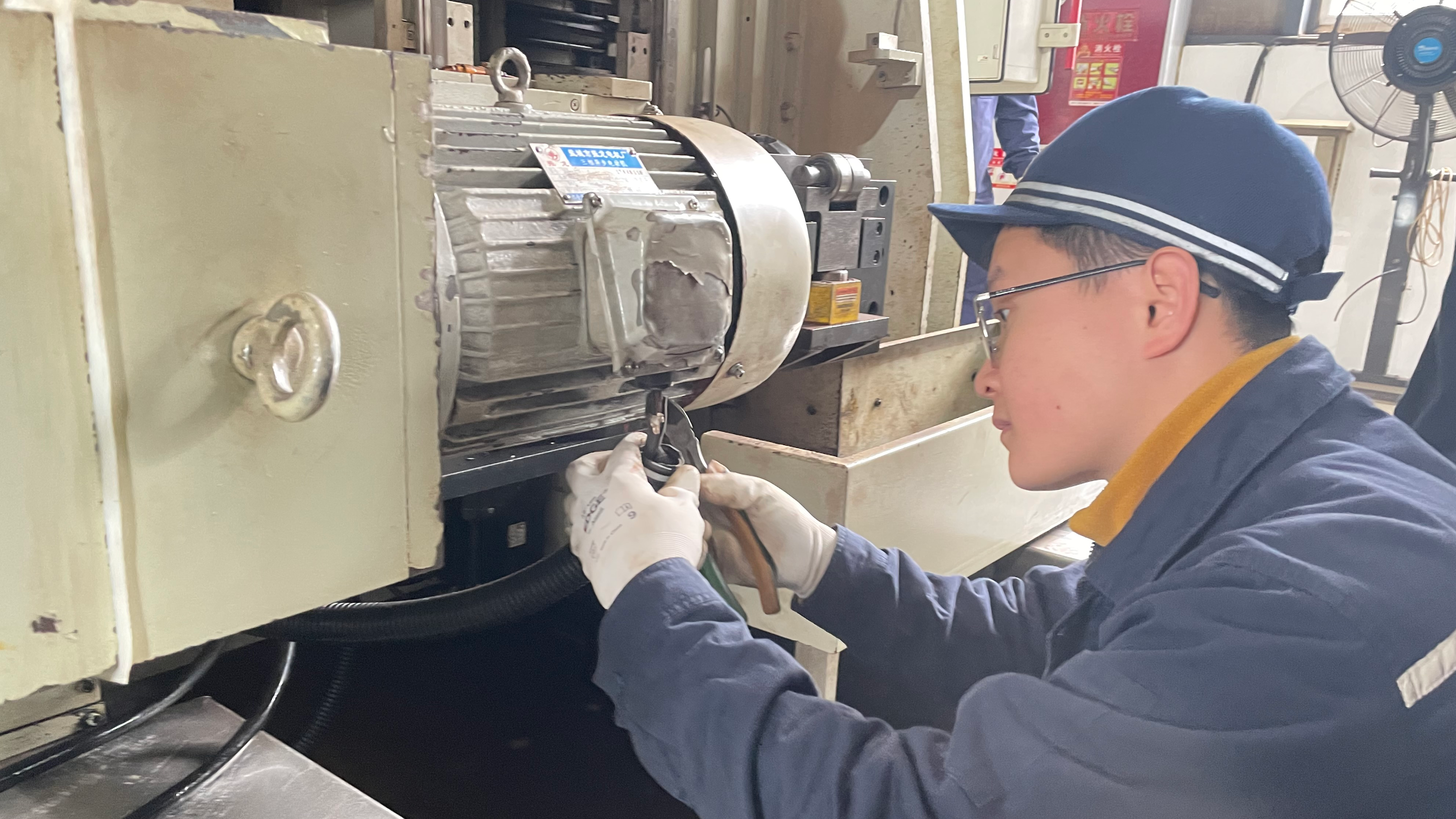 拼经济看一线 成铁有群长轨生产的“守护者”