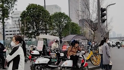 不文明行为曝光台|电马儿打堆 省医院门口的“华容道”