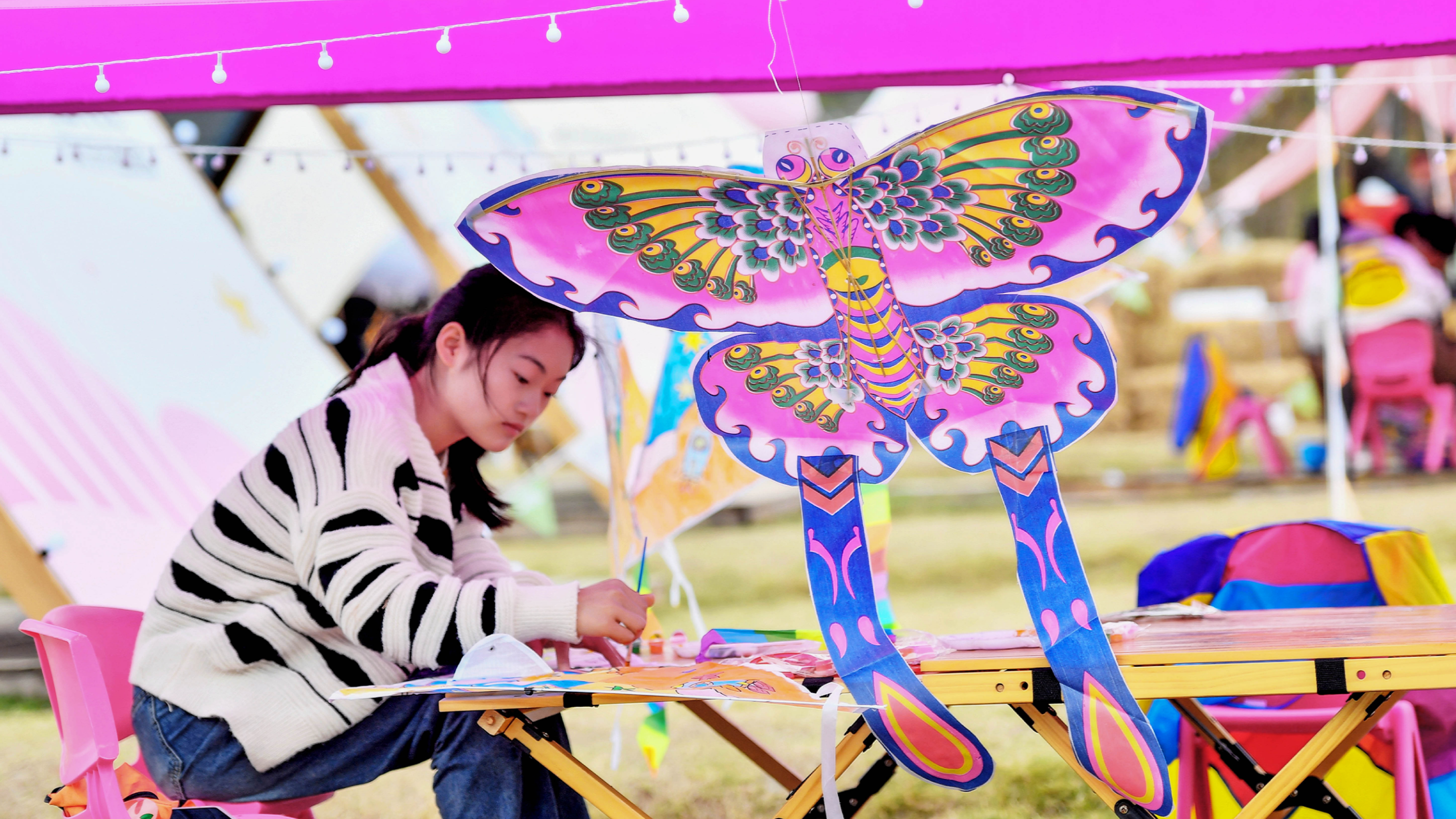周末游成都！绿道骑行赏春光 围炉煮茶露营忙