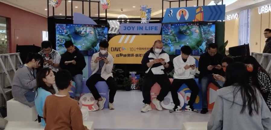 聚焦网络视听大会｜职业电竞选手与市民街头PK   