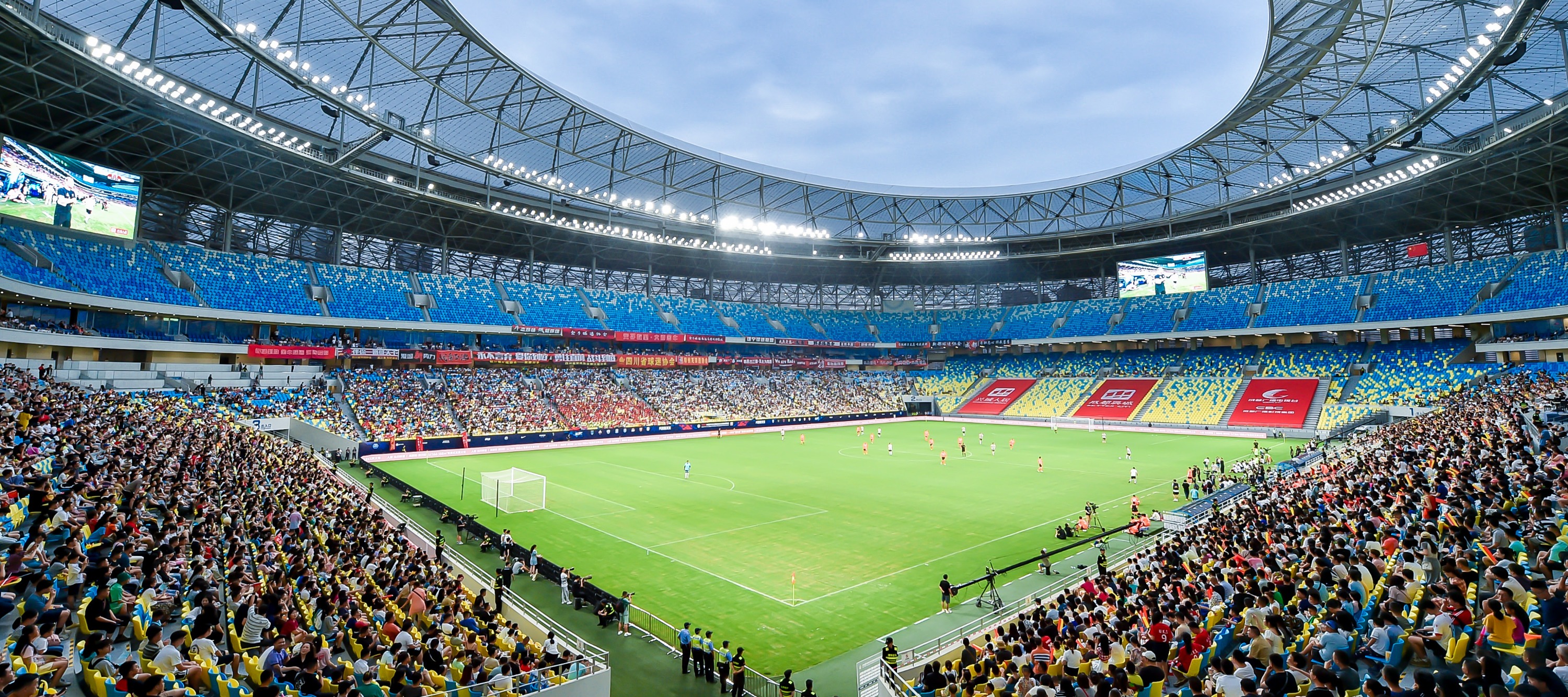 时评｜凤凰山再掀“足球风暴”！蓉港携手，为大运助力