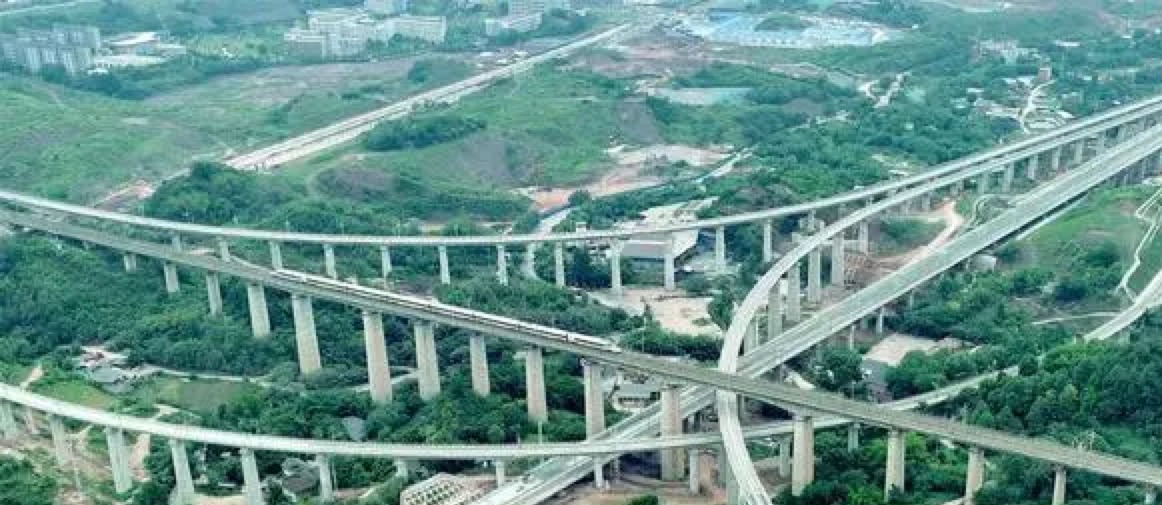 关注蓉港高铁发布会｜定员1112人、10个乘务班组、设备升级…蓉港高铁亮点多