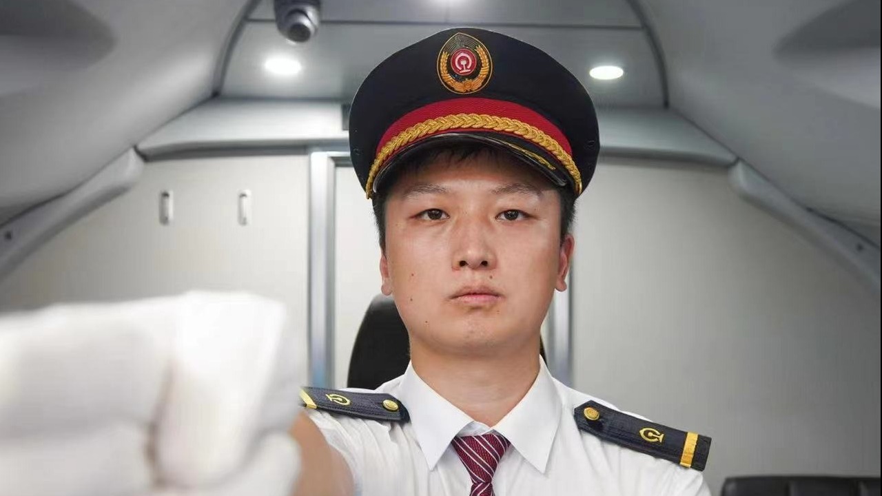 人物｜蓉港高铁首发司机冯帅：就爱开火车，用心筑就高铁梦