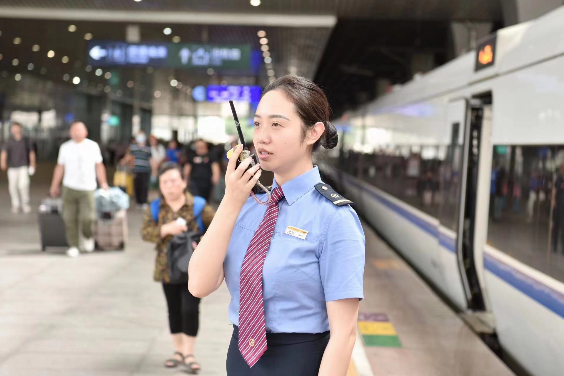 人物丨蓉港高铁客运值班员温瑞卿：从长江到香江她又一次迎来“首发”