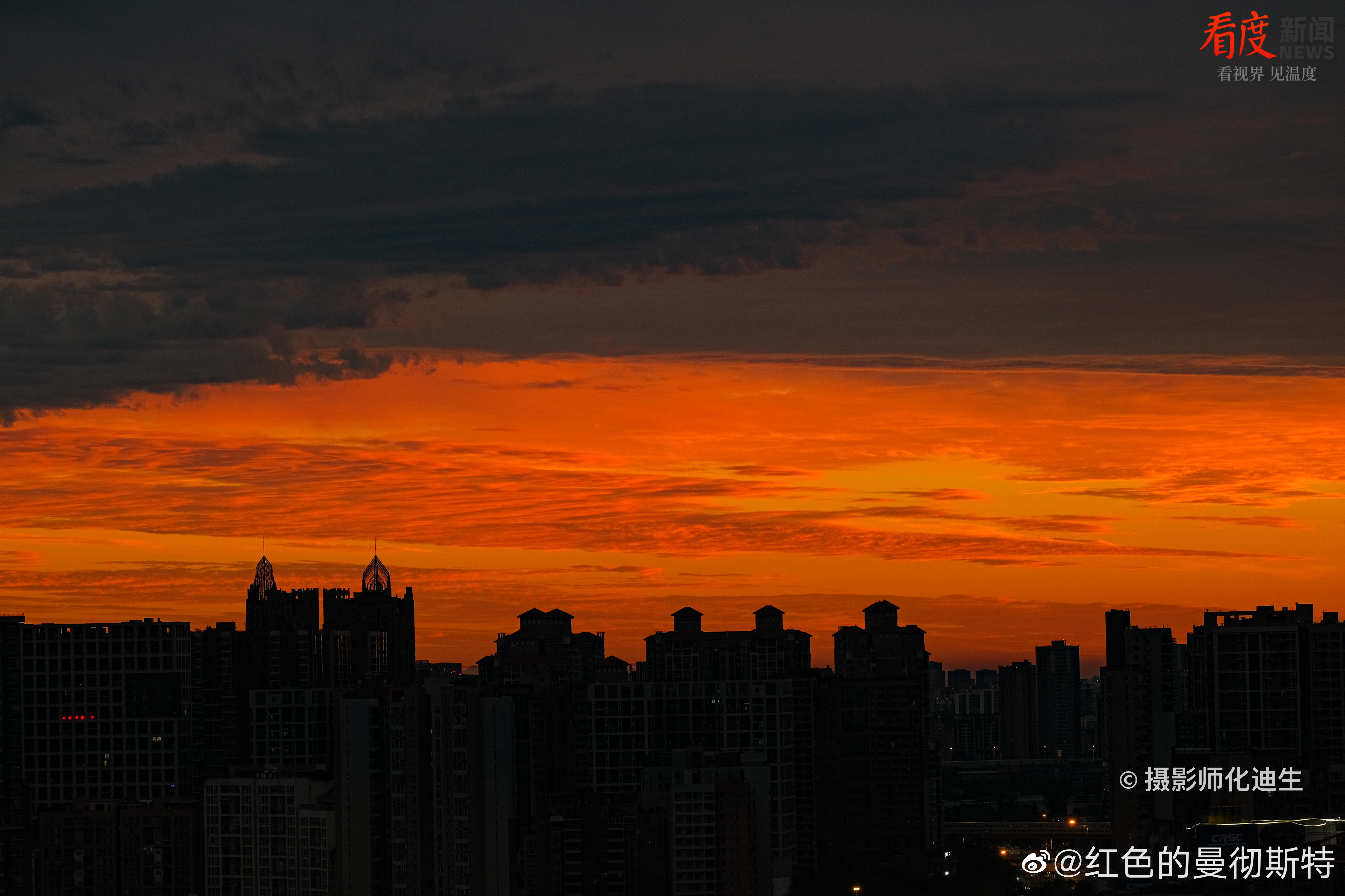 东边朝霞满天，如彩云绽放。图据微博@红色的曼彻斯特