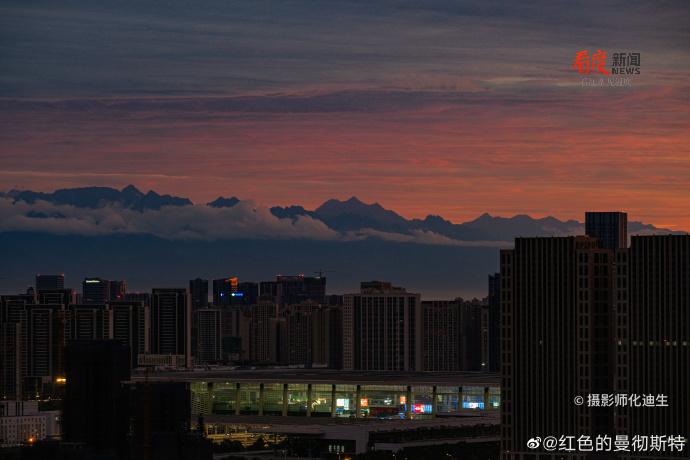 大雨过后，7月4清晨，成都的天空格外美丽。图据微博@红色的曼彻斯特