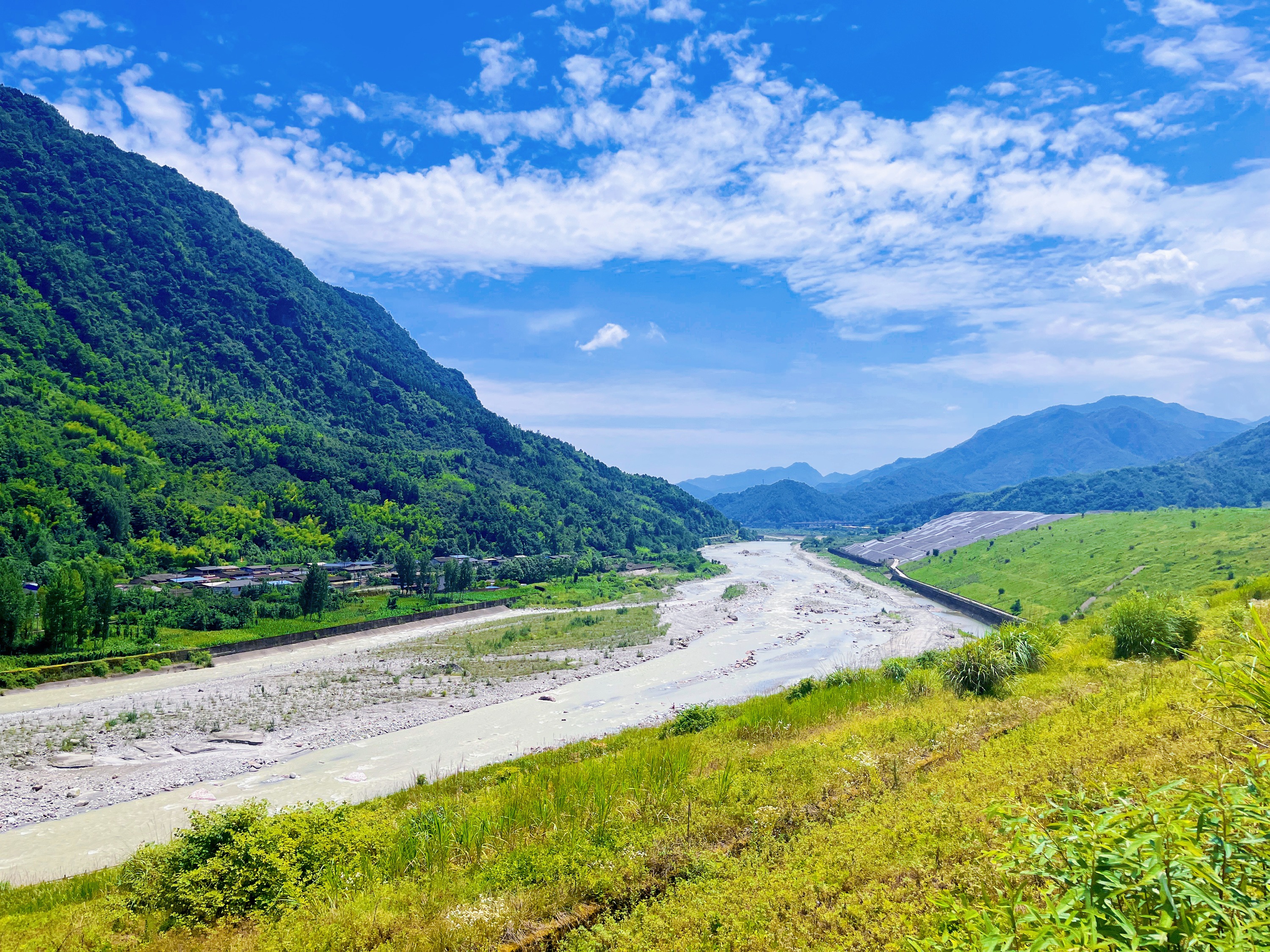 渣山变青山 筑生态屏障 德阳石亭江畔治理磷石膏改善水环境丨一江清“沱”入画来①