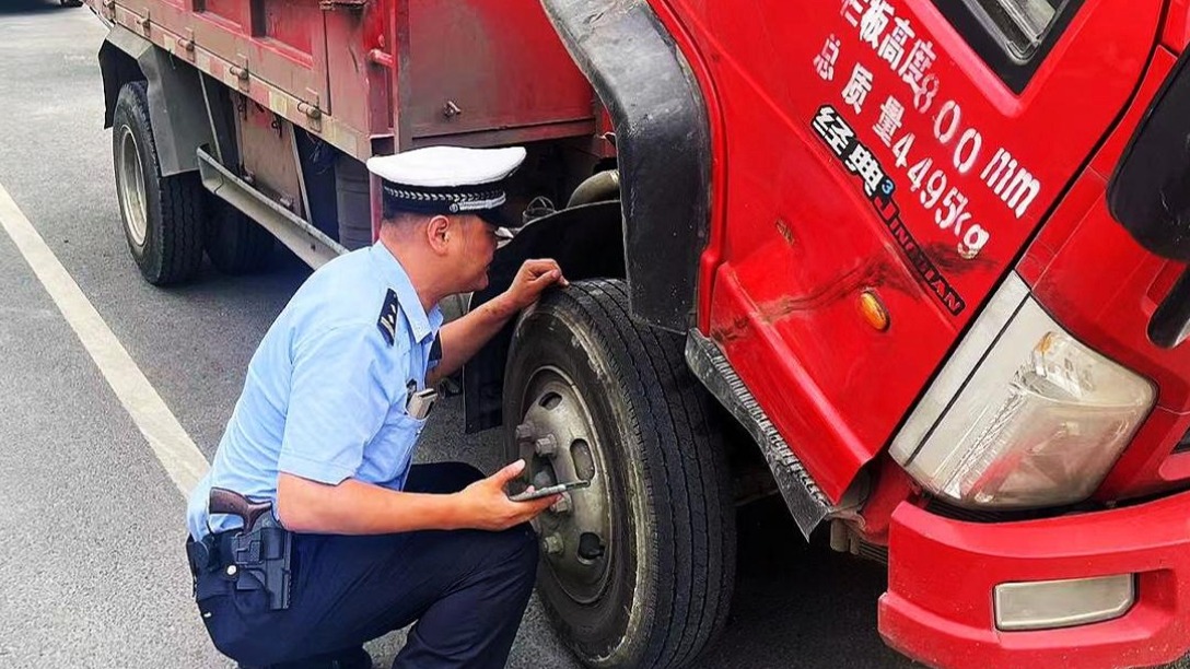 没违章却收到扣分短信？成都交警查处一辆多次违法的套牌车