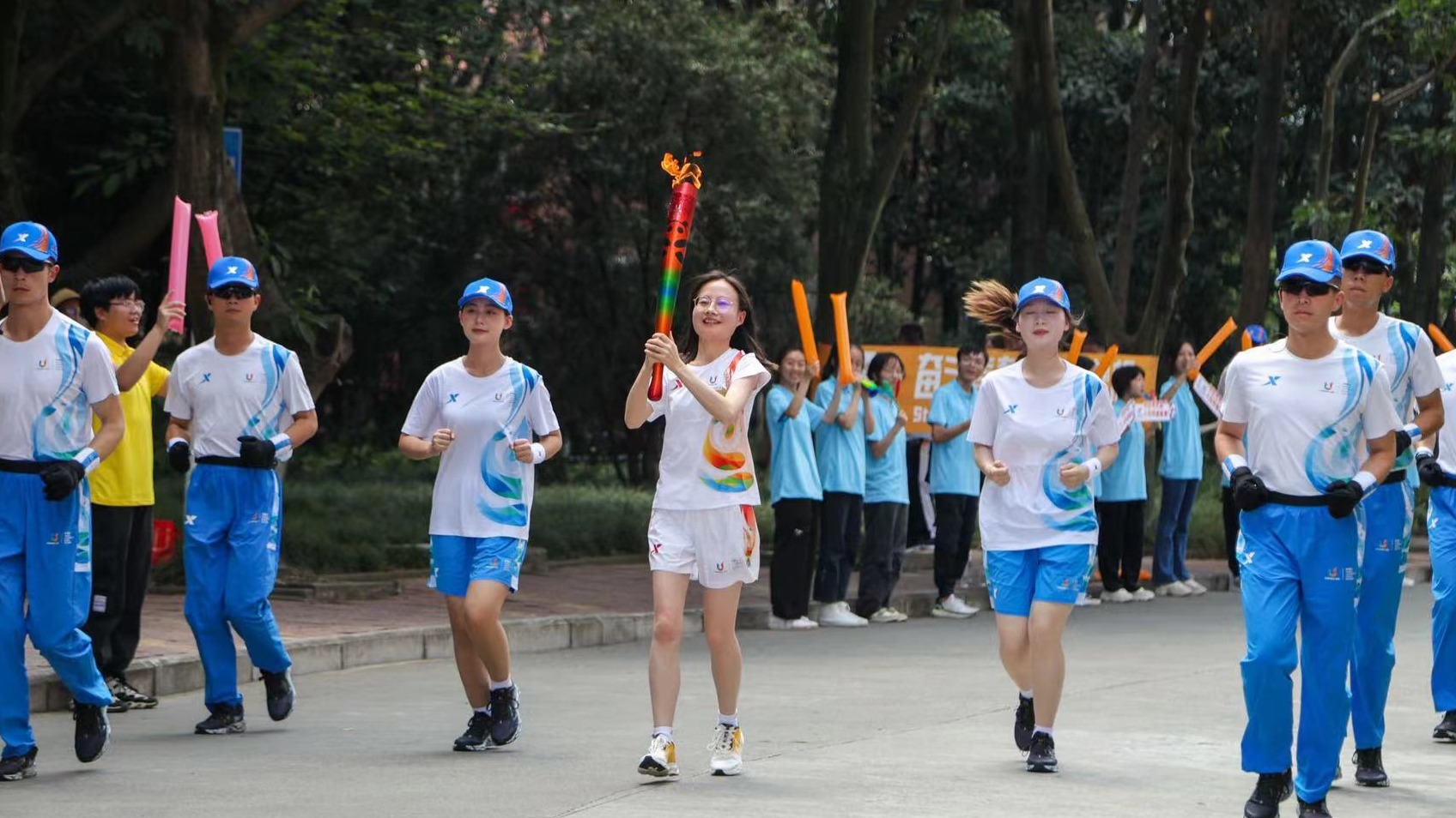 我是火炬手｜见证大运会筹办全程，这位媒体人举起了“蓉火”！