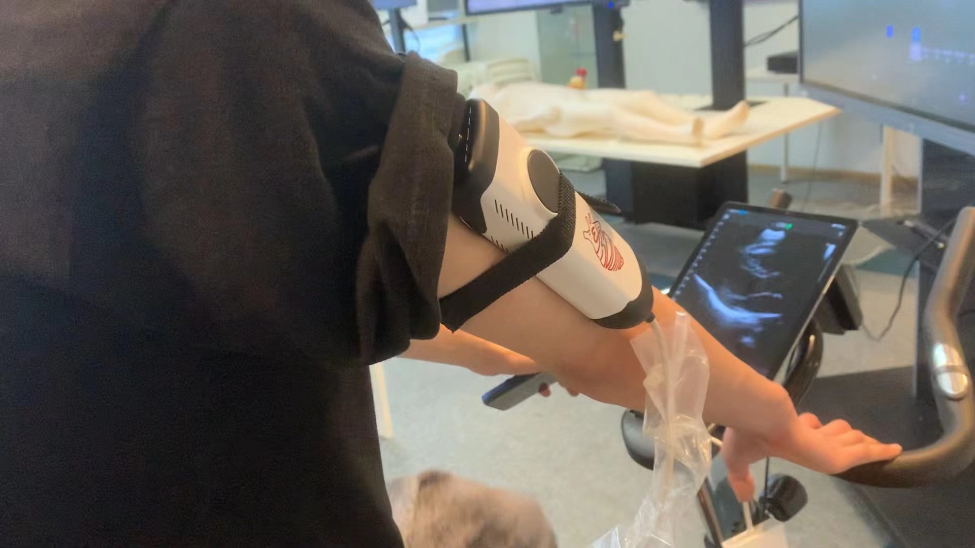 做超声监测只能在床旁？华西专家团队研制出可穿戴的超声监测仪