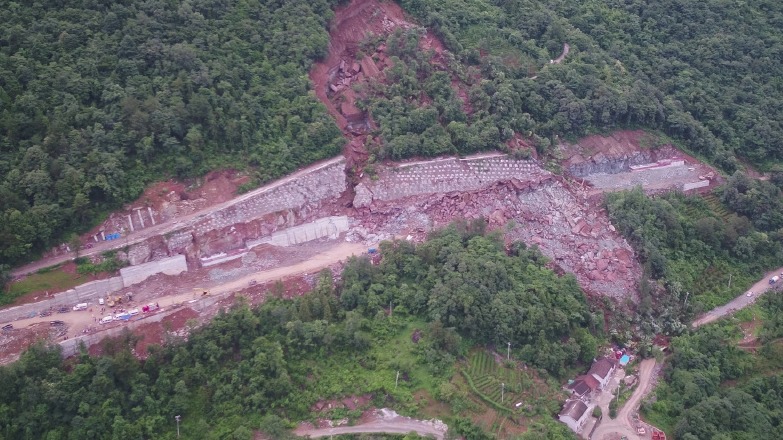应急管理部派出工作组赶赴湖北宜昌五峰山滑坡救援现场