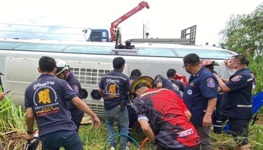 视频｜泰国一载有中国游客的巴士发生翻车事故 27人受伤