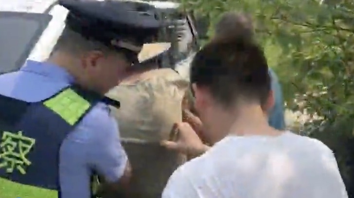 视频｜八旬老人为省路费徒步回家迷路 成都民警发现帮其回家