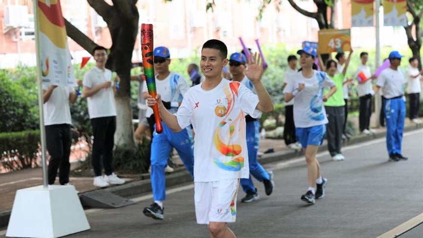 我是火炬手｜黄学根：传递火炬与运送快递，同样饱含了沉甸甸的责任
