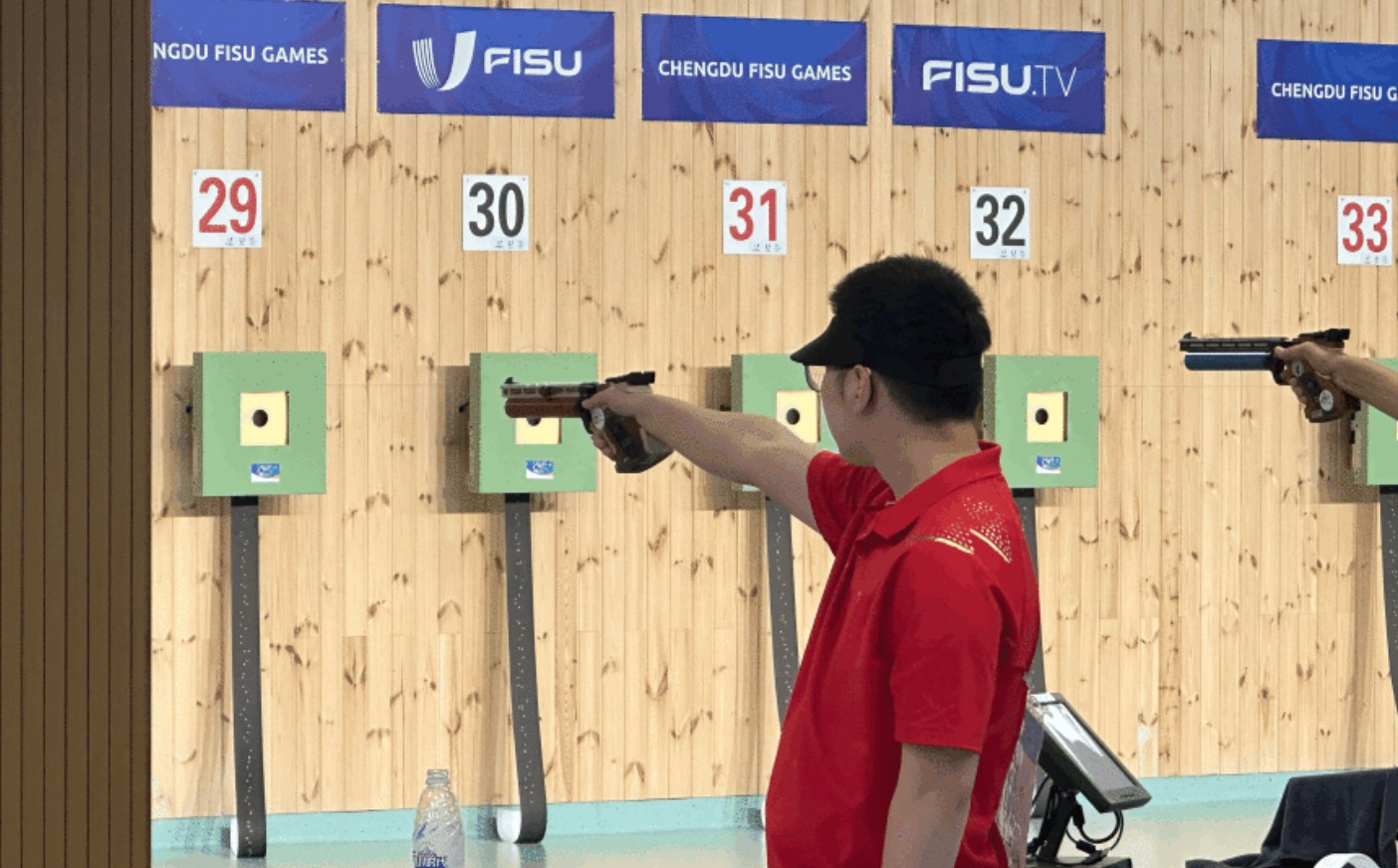 男子10米气手枪 中国射击运动员胡凯夺冠